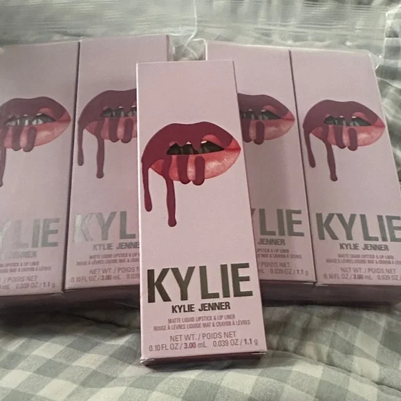 🆕💄KYLIE COSMETICS Matte Lip Kit - SNOW WAY BAE 302 Matte Liquid Lipstick liner - Picture 9 of 9